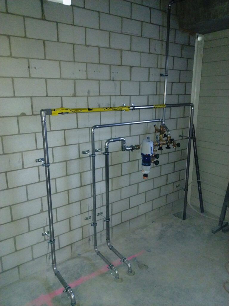 Speciální připojení rozdělovače pro instalaci a přípravu změkčovače vody.